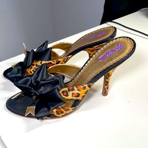 HALE BOB CHEETAH PRINT KITTEN HEELS SIZE 7